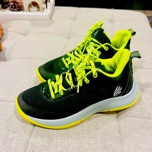 Boys Under Armour Curry Sneakers - EUC